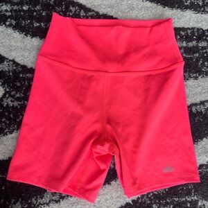 Alo bright pink biker short / size S